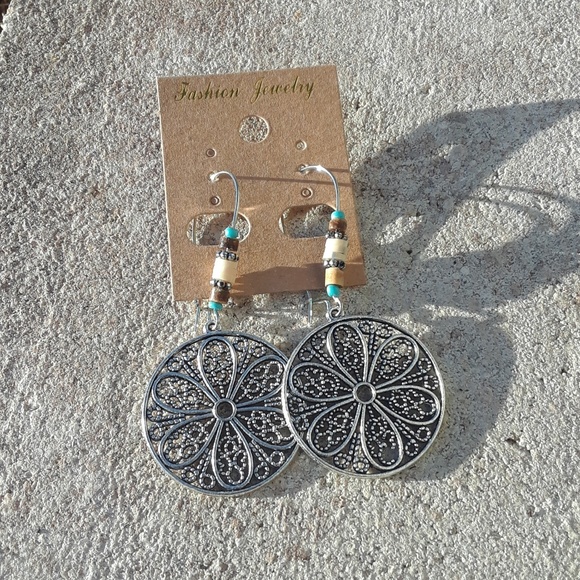 Boho dangle flower design earrings - Picture 2 of 4